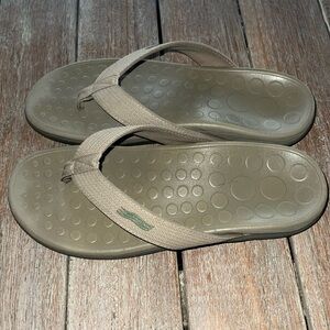Vionic Wave Tan Flip Flops Tong Sandals           Size: M 8.5  W 9.5